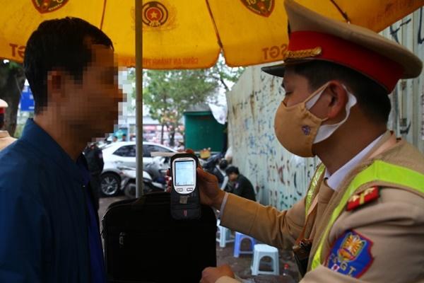 Báo chốt CSGT đo nồng độ cồn, đôi nam nữ bị phạt 15 triệu đồng-2