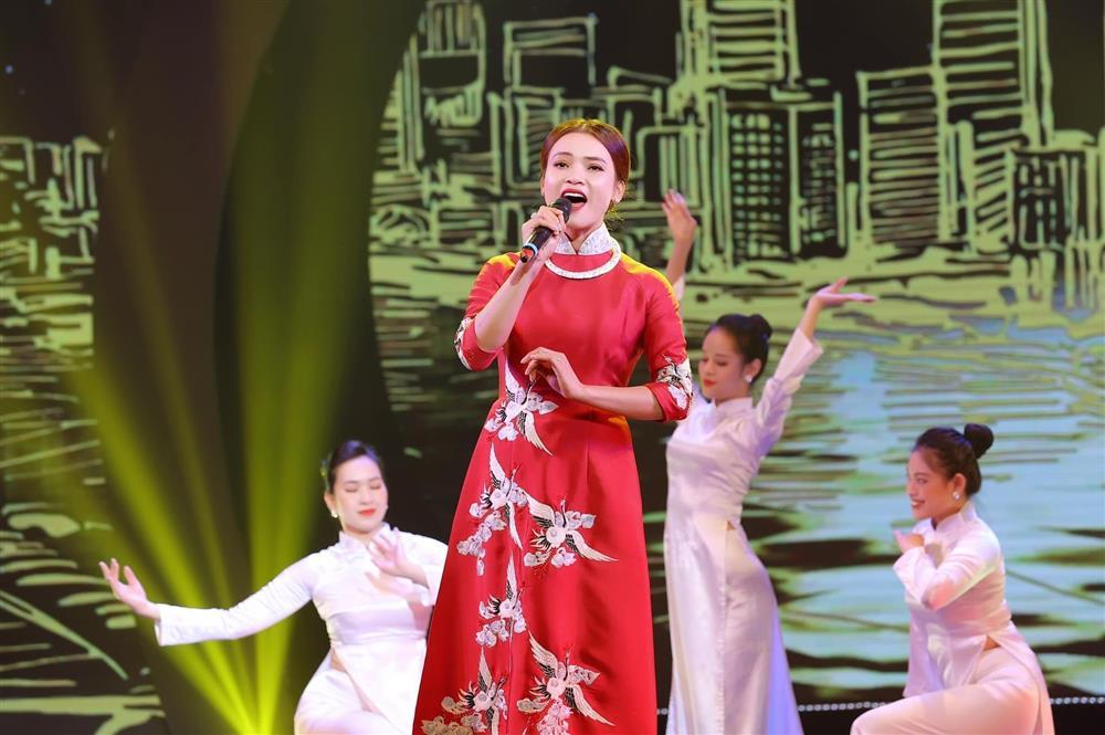Ca sĩ Việt trẻ nhất được phong tặng NSND sống độc thân ở cơ ngơi 8.000 m2-4