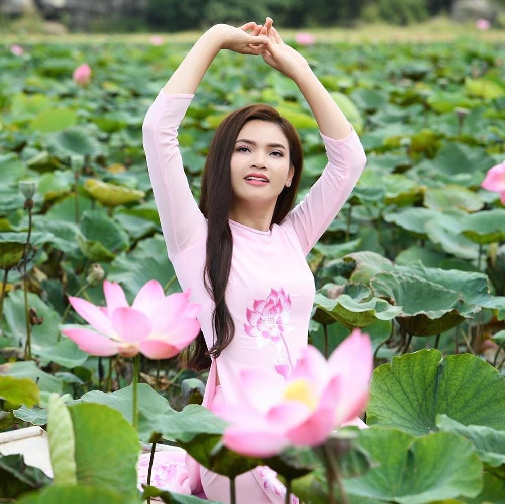 Ca sĩ Việt trẻ nhất được phong tặng NSND sống độc thân ở cơ ngơi 8.000 m2-6