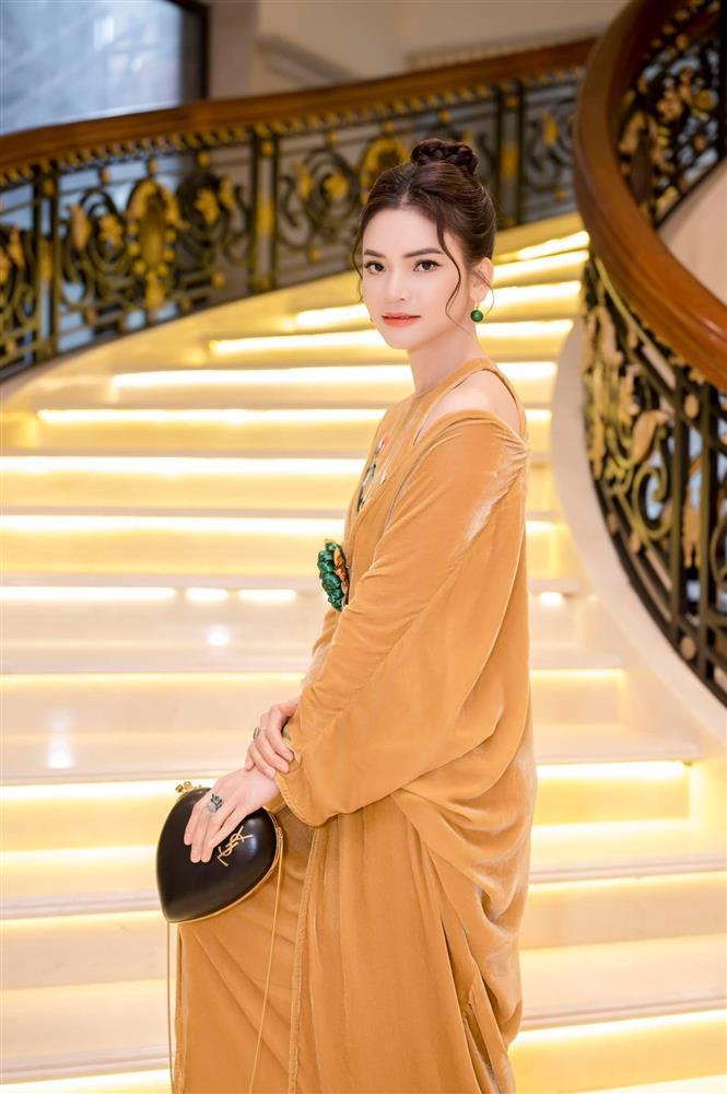 Ca sĩ Việt trẻ nhất được phong tặng NSND sống độc thân ở cơ ngơi 8.000 m2-8