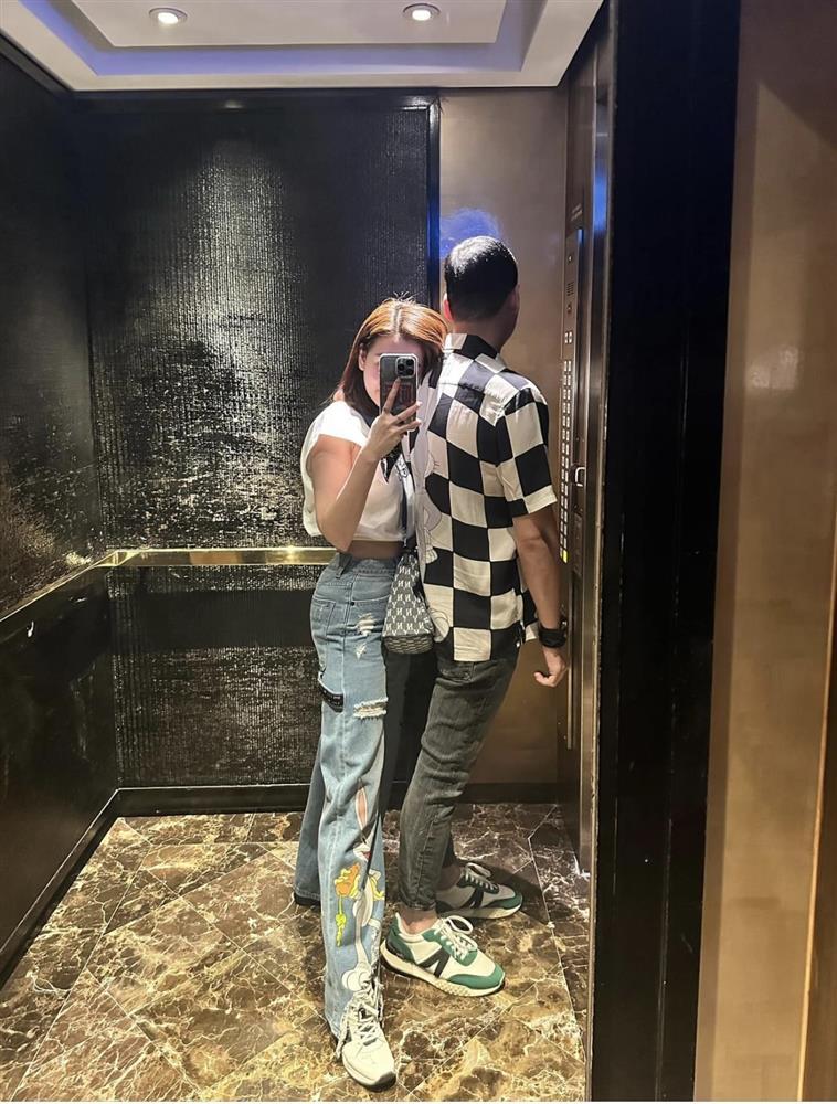 Hơn 1 năm chia tay Đình Tú, Hương Giang khoe khoảnh khắc tựa vai người đàn ông giấu mặt-2