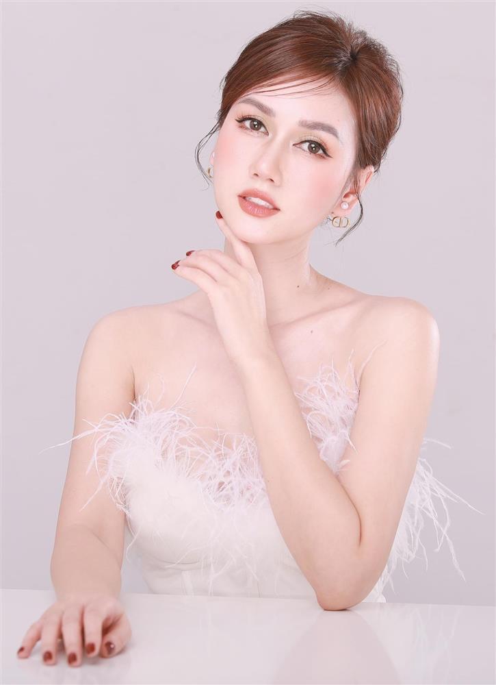 Hơn 1 năm chia tay Đình Tú, Hương Giang khoe khoảnh khắc tựa vai người đàn ông giấu mặt-4