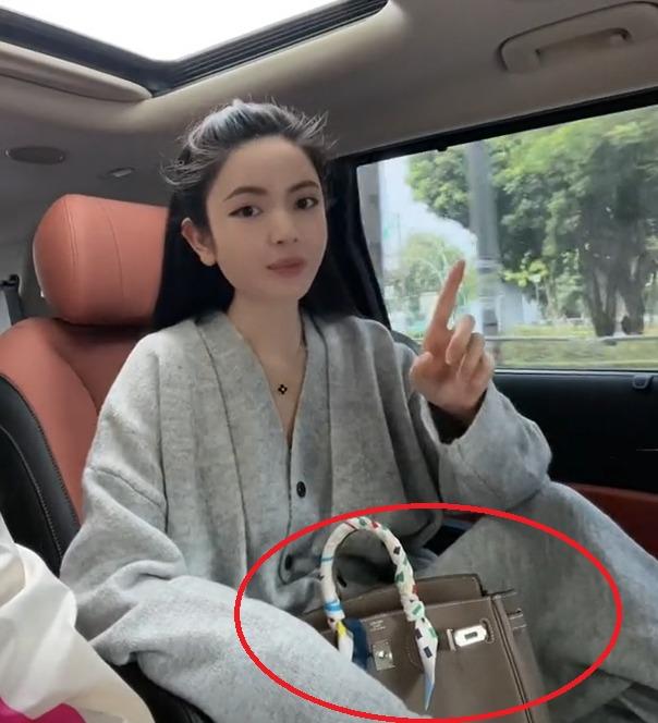 Bị dân mạng nói dùng mãi 1 chiếc túi hàng hiệu, bạn gái Quang Hải đáp trả: Để tôi đưa bạn mang hộ-3