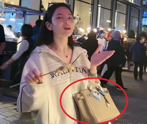 Bị dân mạng nói dùng mãi 1 chiếc túi hàng hiệu, bạn gái Quang Hải đáp trả: Để tôi đưa bạn mang hộ-4