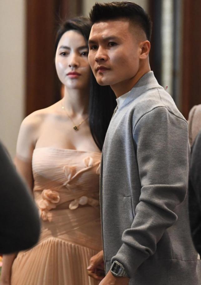 Bị dân mạng nói dùng mãi 1 chiếc túi hàng hiệu, bạn gái Quang Hải đáp trả: Để tôi đưa bạn mang hộ-5