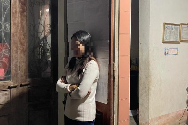 Vụ cô giáo bị học trò ném dép: Hiệu trưởng nói cô tự có nghiệp vụ xử lý-3