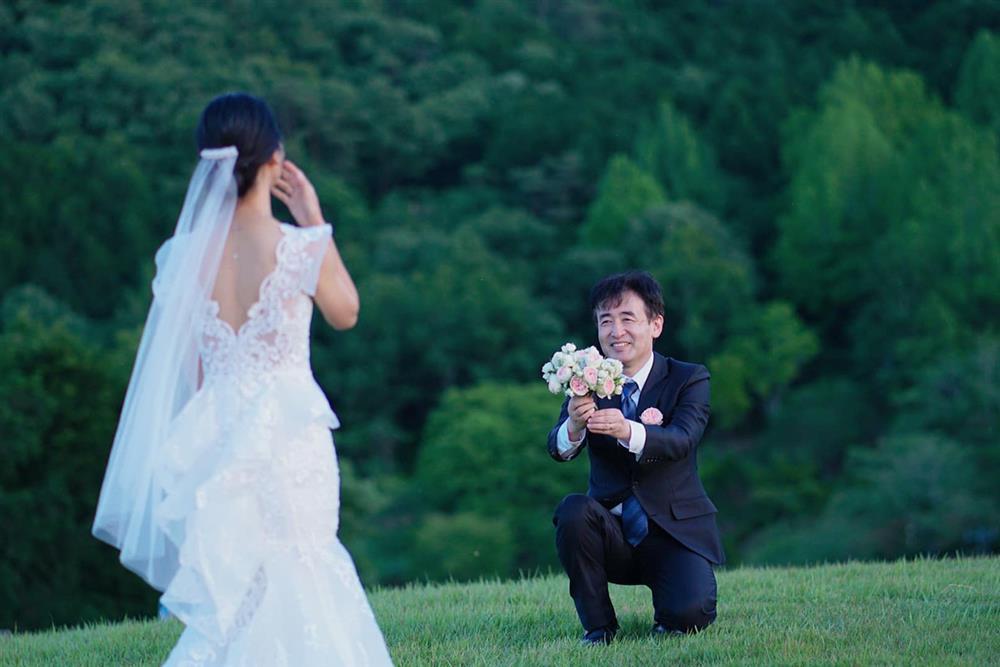 Chồng Nhật ngại tạo dáng, vợ Việt chờ 5 năm chụp ảnh cưới tuyệt đẹp 0 đồng-4