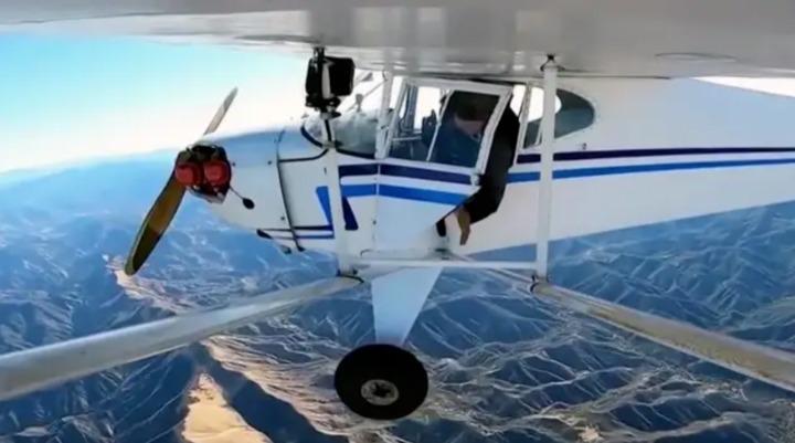 Dàn cảnh máy bay rơi câu view, YouTuber Mỹ bị kết án tù-1