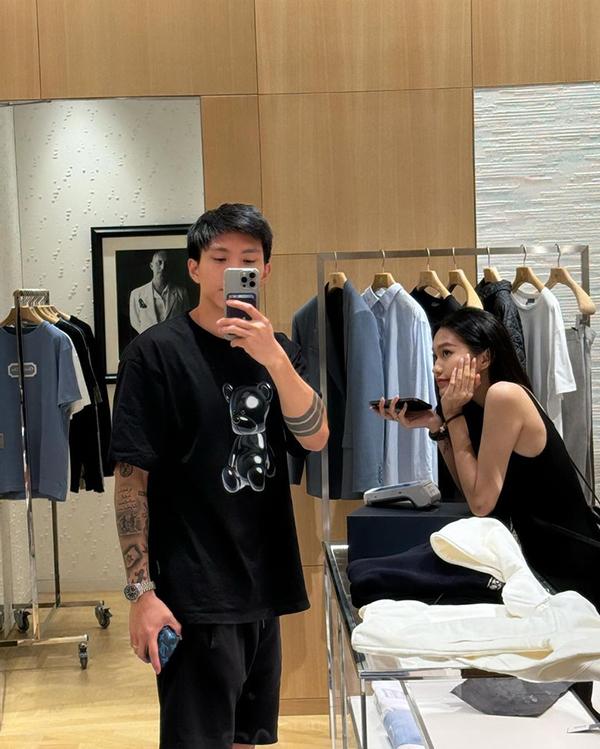 Đoàn Văn Hậu giàu như thế nào mà chiều chuộng vợ trẻ đẹp sau khi cưới bằng tuần trăng mật ngọt ngào?-3