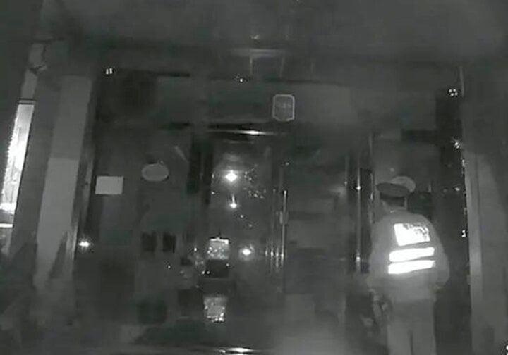 Thấy định vị bạn trai ở tiệm massage, cô gái gọi cảnh sát và cái kết ê chề-1