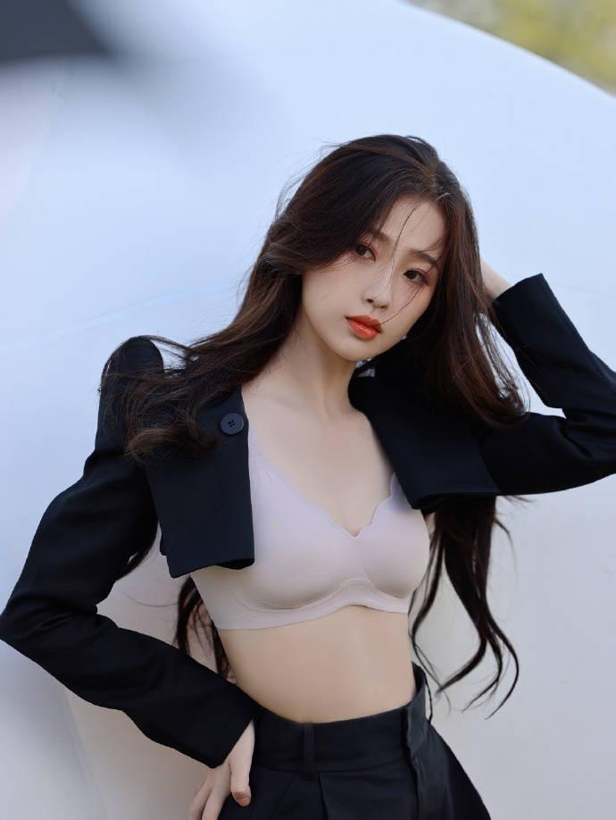 Bức ảnh bóng lưng của Ngu Thư Hân bất ngờ gây sốt, CĐM khẳng định đẹp như nữ chính ngôn tình-3