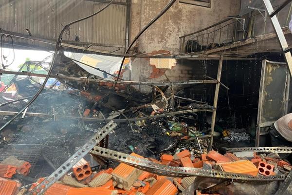 Cháy căn nhà bán tạp hóa kèm nhiều tiếng nổ ở Đồng Nai-1