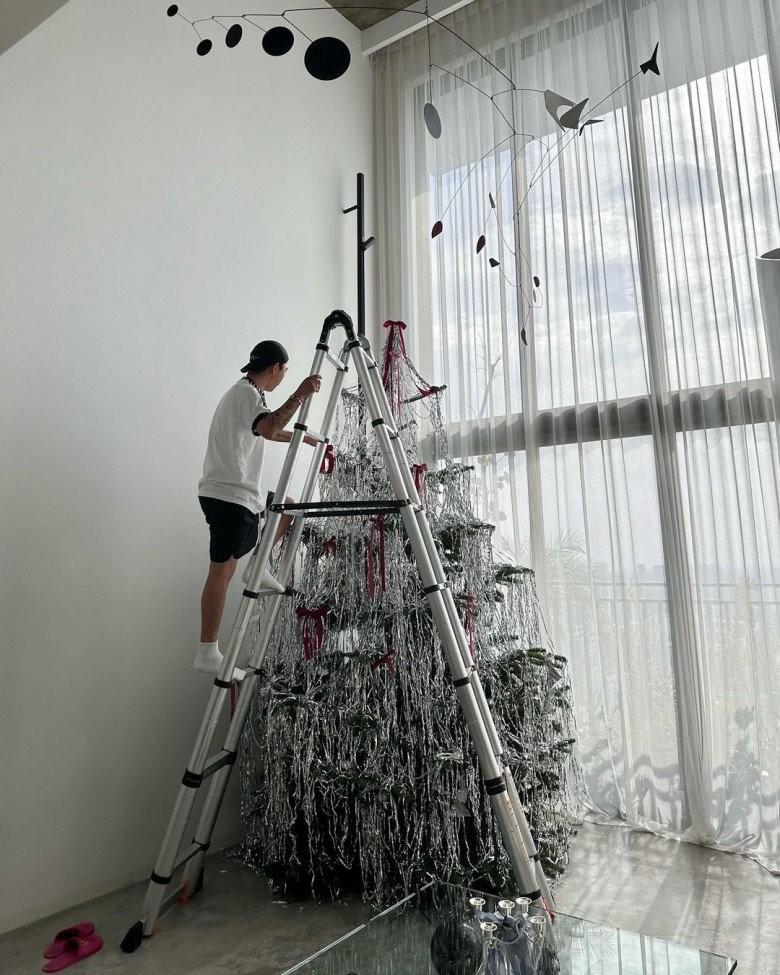 Cây thông Noel kỳ lạ trong nhà fashionista Khánh Linh khiến cộng đồng ngã ngửa vì tốc độ bắt trend đỉnh cao-4