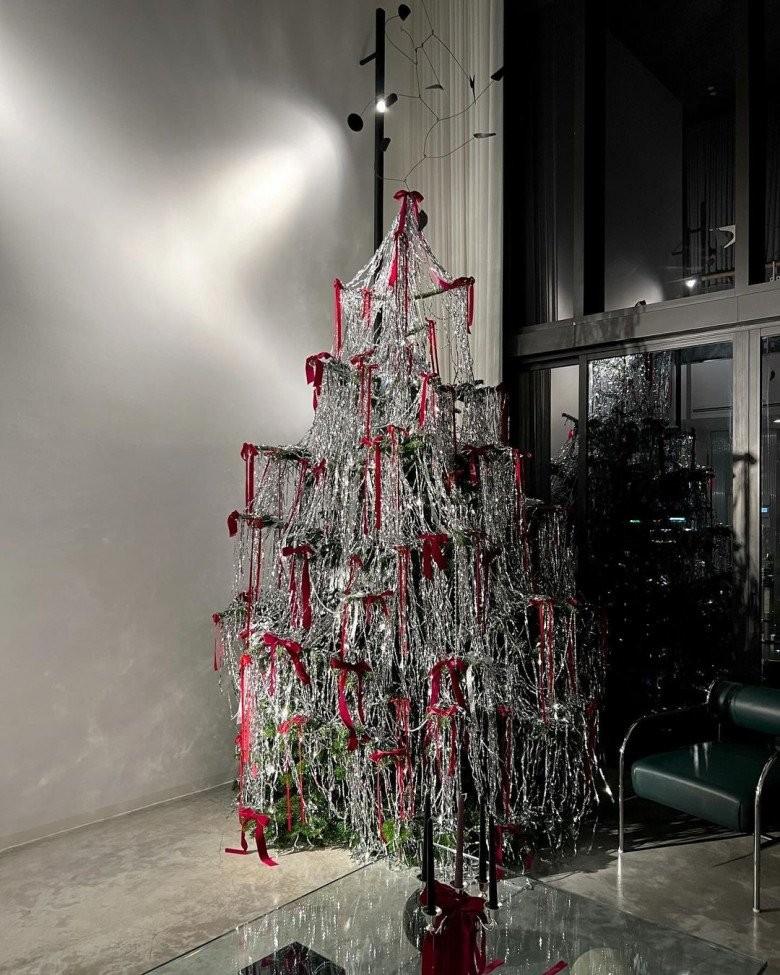 Cây thông Noel kỳ lạ trong nhà fashionista Khánh Linh khiến cộng đồng ngã ngửa vì tốc độ bắt trend đỉnh cao-5