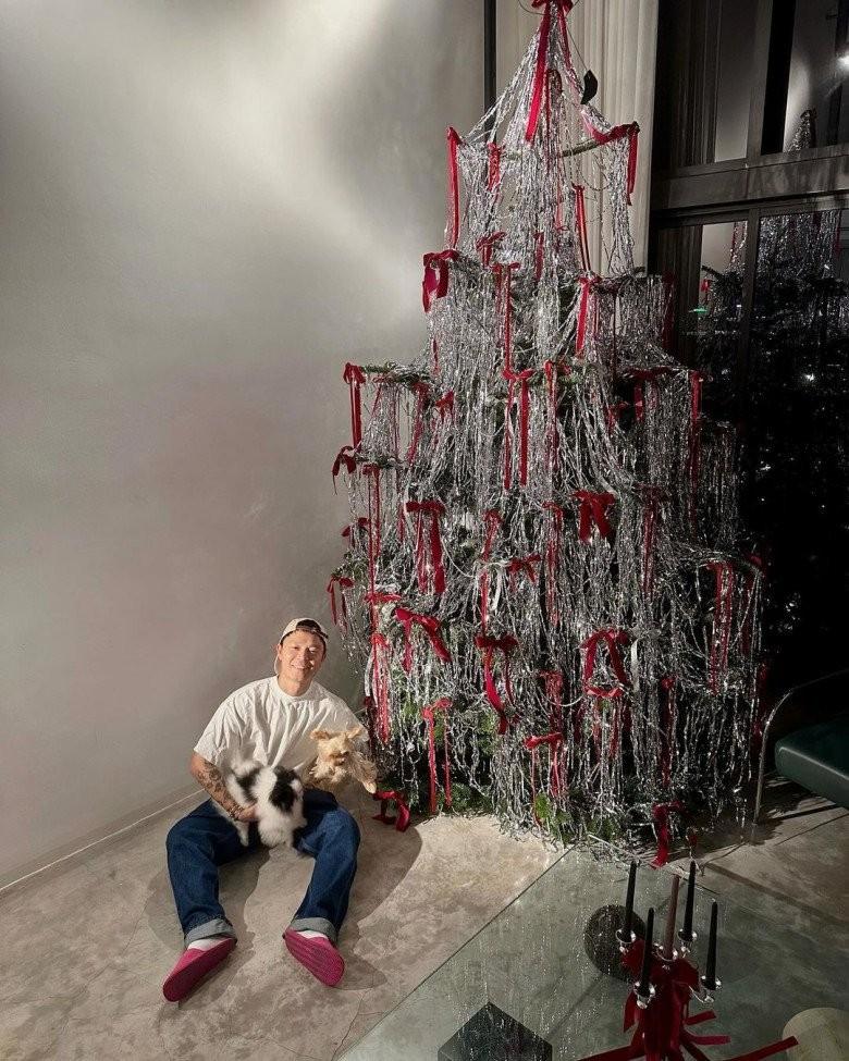 Cây thông Noel kỳ lạ trong nhà fashionista Khánh Linh khiến cộng đồng ngã ngửa vì tốc độ bắt trend đỉnh cao-13