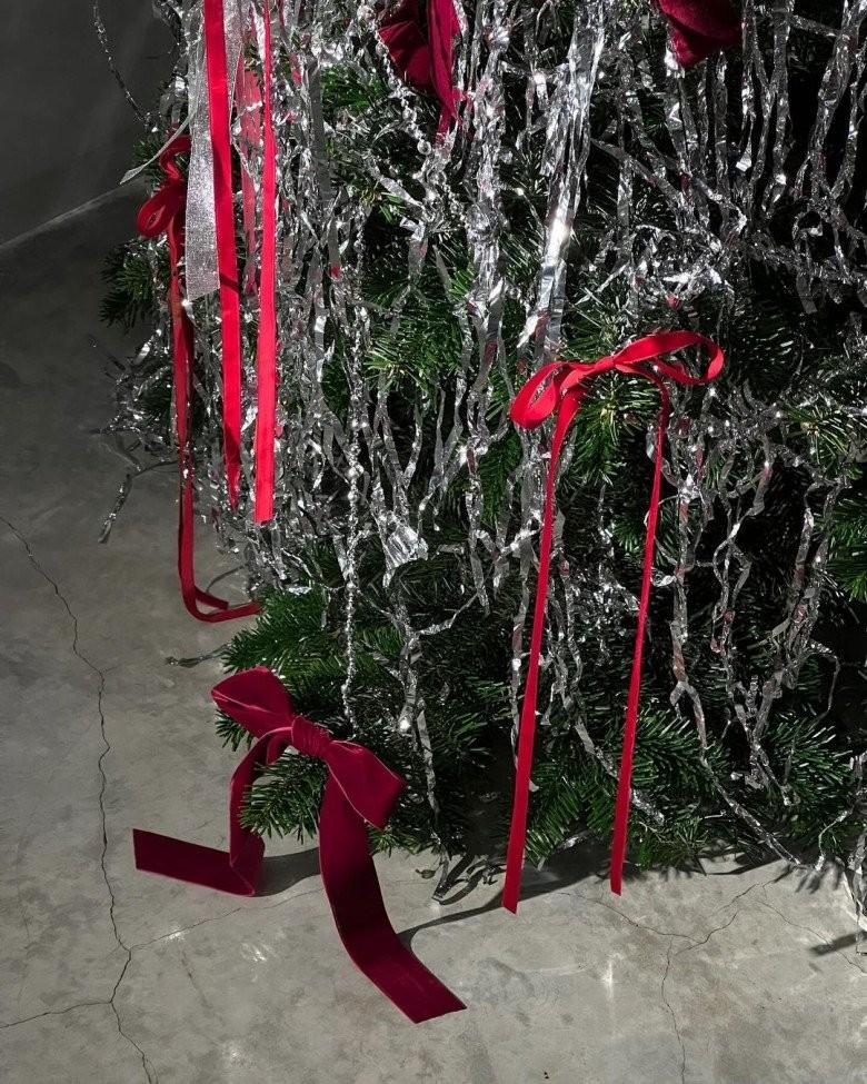 Cây thông Noel kỳ lạ trong nhà fashionista Khánh Linh khiến cộng đồng ngã ngửa vì tốc độ bắt trend đỉnh cao-6