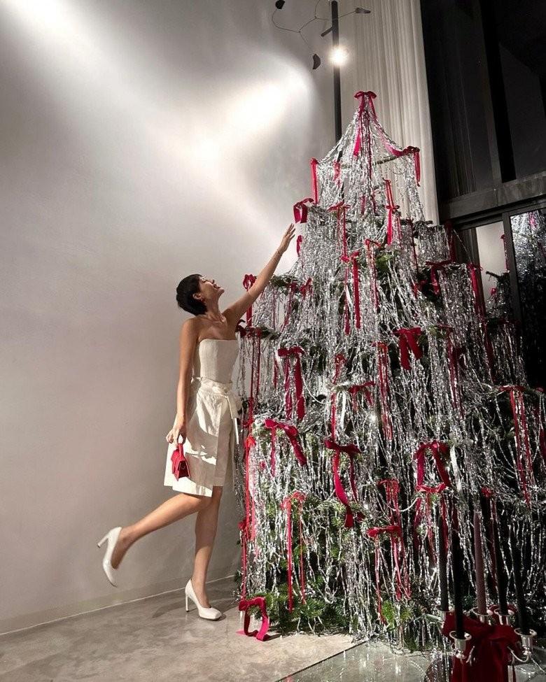 Cây thông Noel kỳ lạ trong nhà fashionista Khánh Linh khiến cộng đồng ngã ngửa vì tốc độ bắt trend đỉnh cao-12