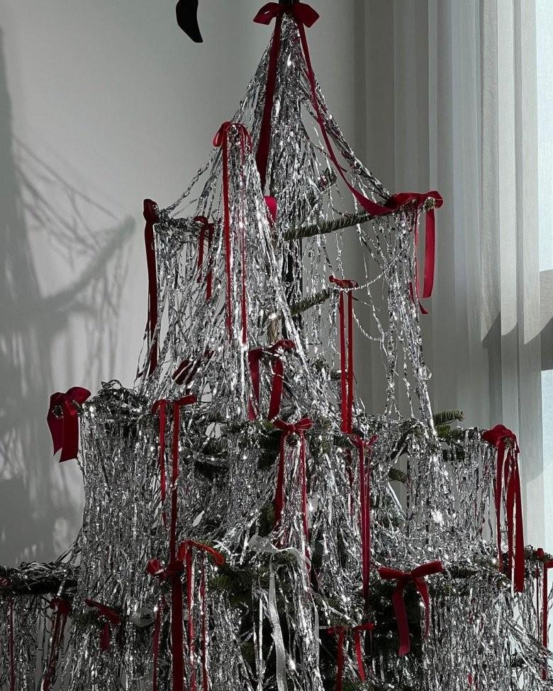 Cây thông Noel kỳ lạ trong nhà fashionista Khánh Linh khiến cộng đồng ngã ngửa vì tốc độ bắt trend đỉnh cao-7