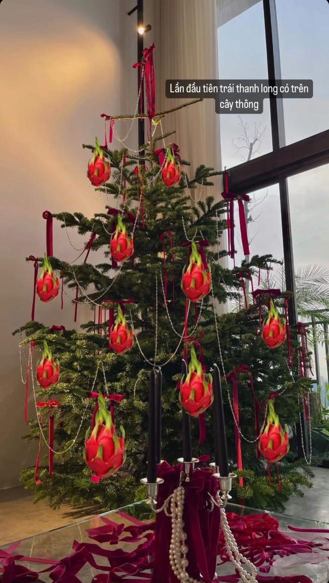 Cây thông Noel kỳ lạ trong nhà fashionista Khánh Linh khiến cộng đồng ngã ngửa vì tốc độ bắt trend đỉnh cao-16
