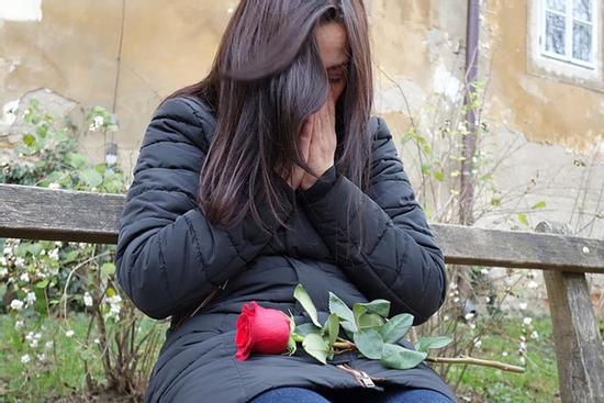 Đi vay từng đồng chữa bệnh, vợ điếng người nghe cuộc trò chuyện giữa chồng và mẹ