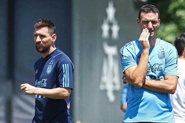 Quá mệt mỏi vì quyền lực đen của Messi, HLV Argentina muốn nghỉ việc-1