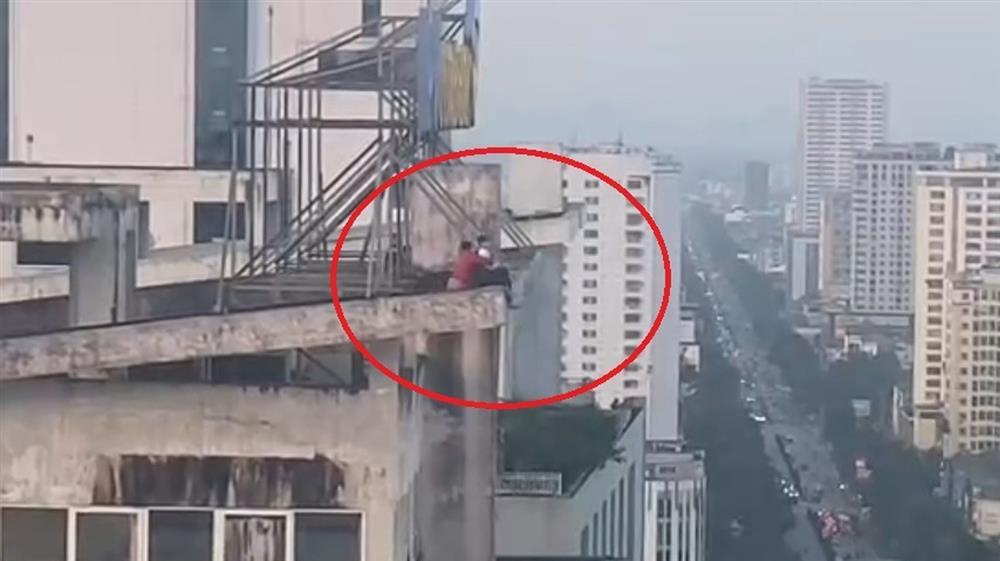 Thót tim xem cảnh sát cứu cô gái cầm dao lên nóc chung cư 25 tầng tự tử-2