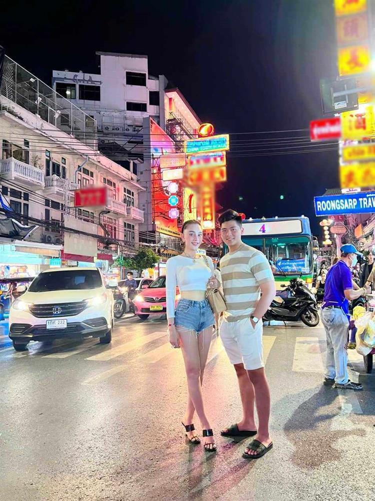 Đi cùng tình trẻ, Lâm Khánh Chi thích mặc quần tí hon, áo ngắn tôn da trắng nõn nà-2