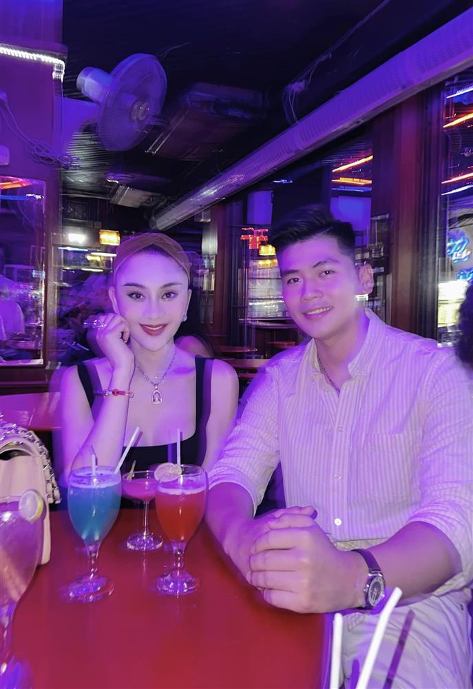 Đi cùng tình trẻ, Lâm Khánh Chi thích mặc quần tí hon, áo ngắn tôn da trắng nõn nà-4