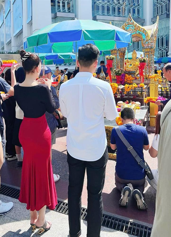 Đi cùng tình trẻ, Lâm Khánh Chi thích mặc quần tí hon, áo ngắn tôn da trắng nõn nà-5