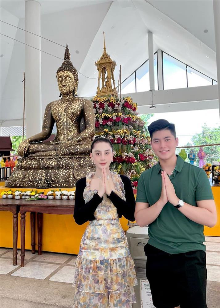 Đi cùng tình trẻ, Lâm Khánh Chi thích mặc quần tí hon, áo ngắn tôn da trắng nõn nà-6