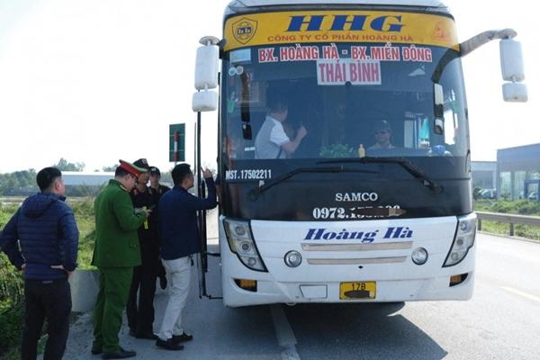 Vụ 2 phạm nhân trốn trại: Phát hiện kẻ khả nghi, công an bao vây rừng bần-2