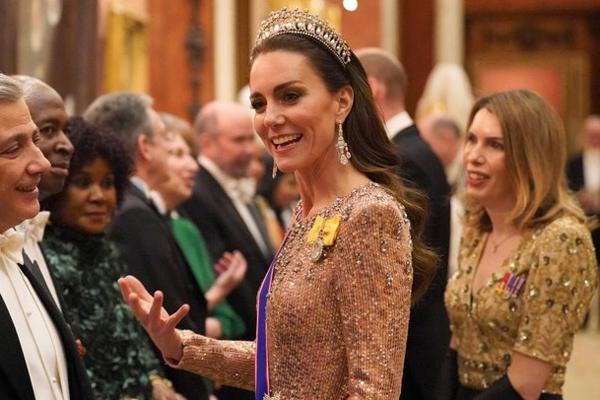 Các con của William và Kate gây bất ngờ về diện mạo cao lớn-4