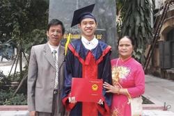 Chuyện xúc động về bức ảnh bố nông dân Hà Nội dự lễ tốt nghiệp của con trai