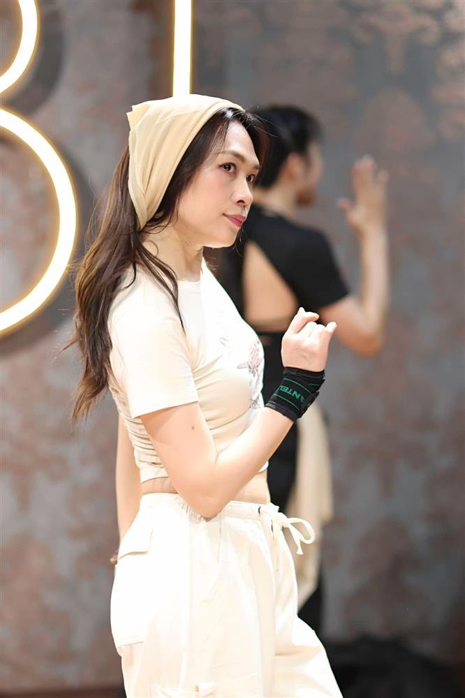 Mỹ Tâm khoe mặt mộc, eo thon hậu trường tập luyện-1
