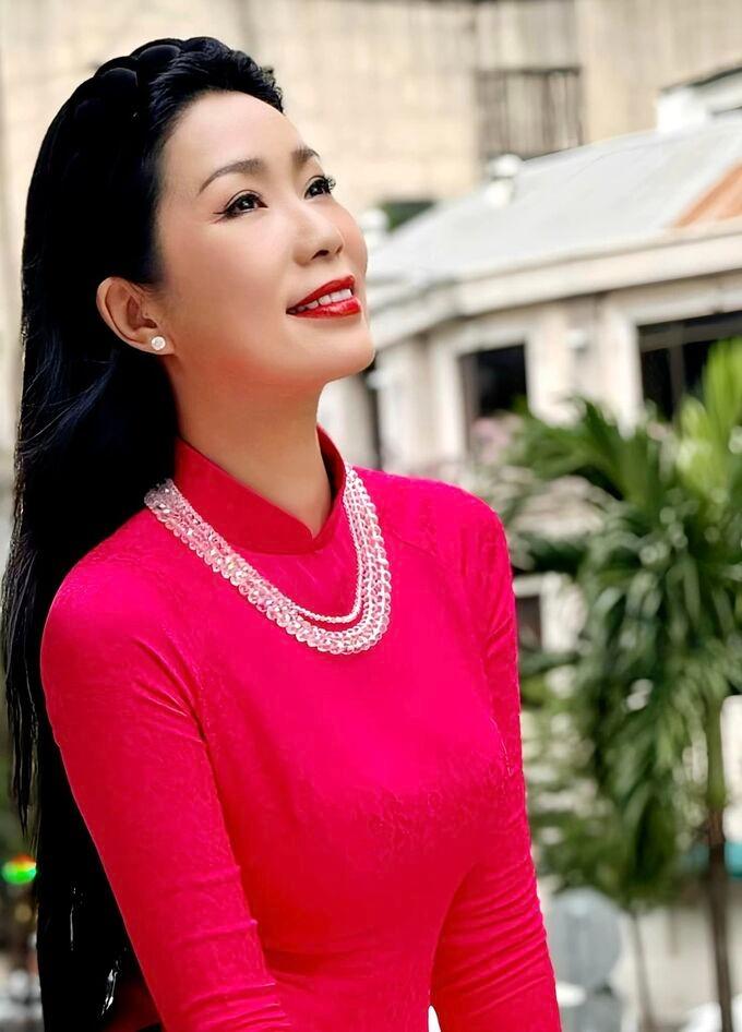 Đời thường quyến rũ, thanh lịch của Á hậu đầu tiên được phong tặng NSND-2