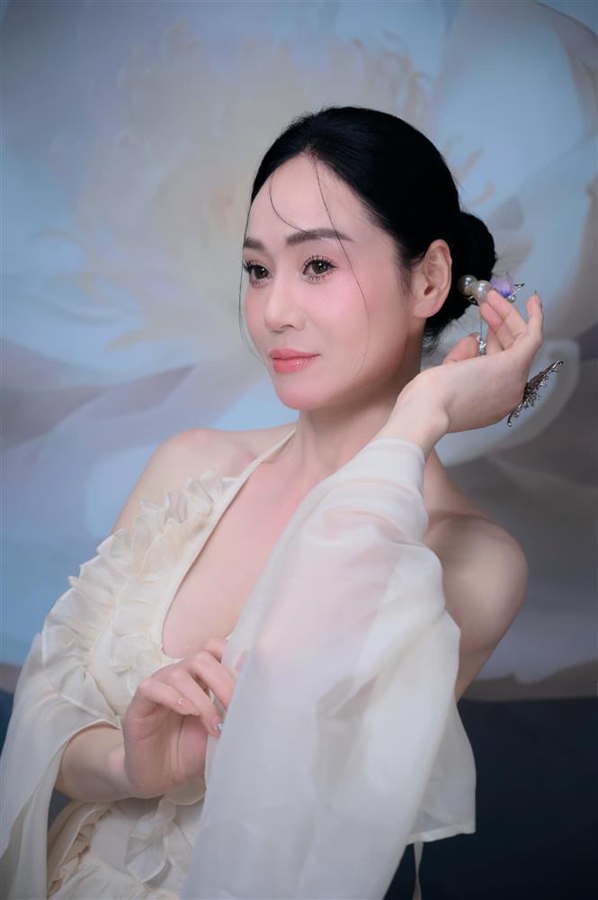 Phong cách nền nã tuổi U50 của Quách Thu Phương-2