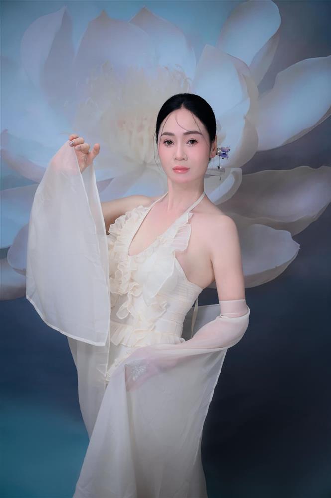 Phong cách nền nã tuổi U50 của Quách Thu Phương-4