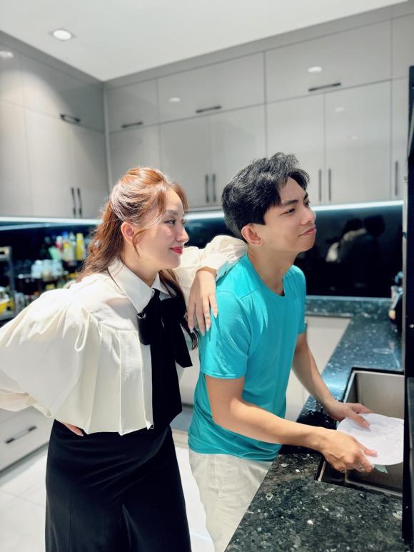Khánh Thi bất ngờ khi ông xã lần đầu vào bếp rửa chén, biểu cảm Phan Hiển khiến ai cũng bật cười-1