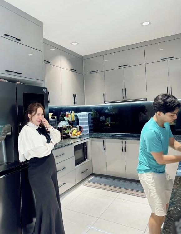 Khánh Thi bất ngờ khi ông xã lần đầu vào bếp rửa chén, biểu cảm Phan Hiển khiến ai cũng bật cười-2