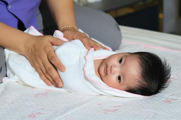 Khánh Thi bất ngờ khi ông xã lần đầu vào bếp rửa chén, biểu cảm Phan Hiển khiến ai cũng bật cười-3