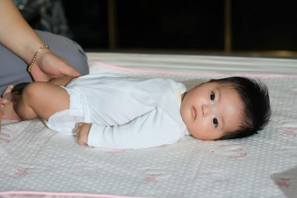 Khánh Thi bất ngờ khi ông xã lần đầu vào bếp rửa chén, biểu cảm Phan Hiển khiến ai cũng bật cười-4