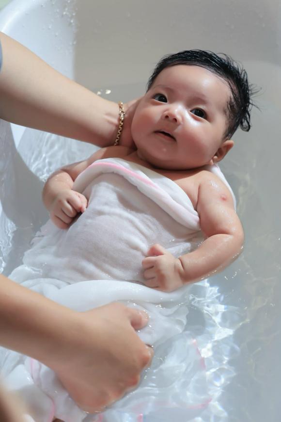 Khánh Thi bất ngờ khi ông xã lần đầu vào bếp rửa chén, biểu cảm Phan Hiển khiến ai cũng bật cười-5