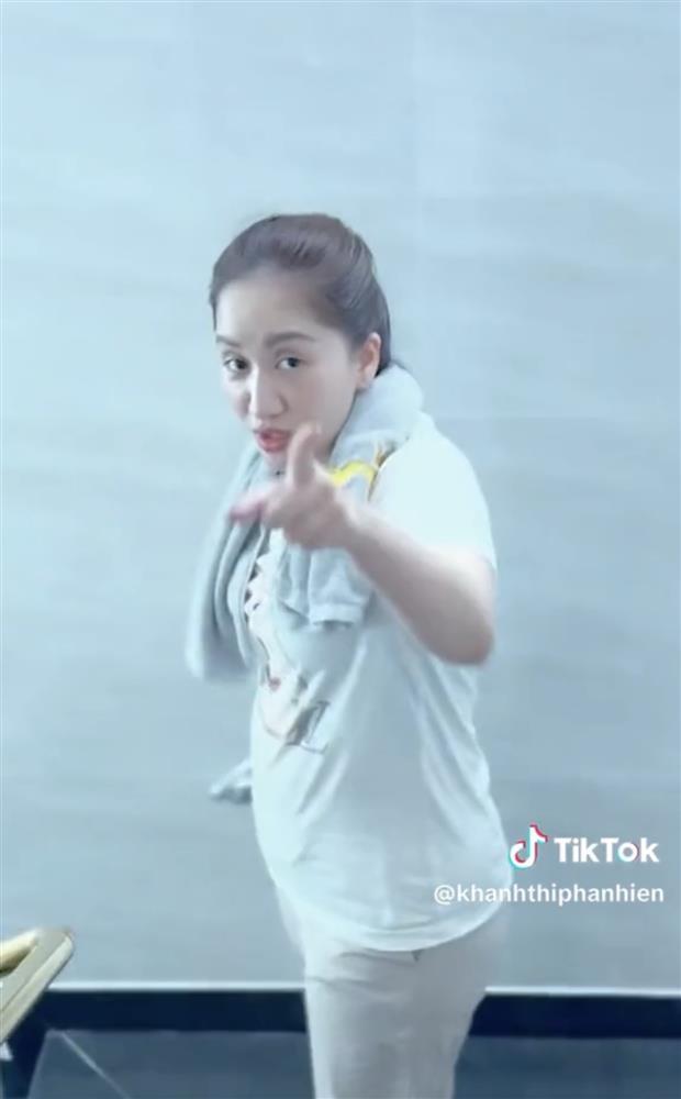 Khánh Thi bất ngờ khi ông xã lần đầu vào bếp rửa chén, biểu cảm Phan Hiển khiến ai cũng bật cười-7