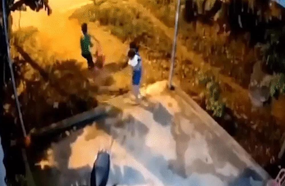 Ông bố cầm 2 chân con gái ném ra đường đối diện với hình phạt nào?-1