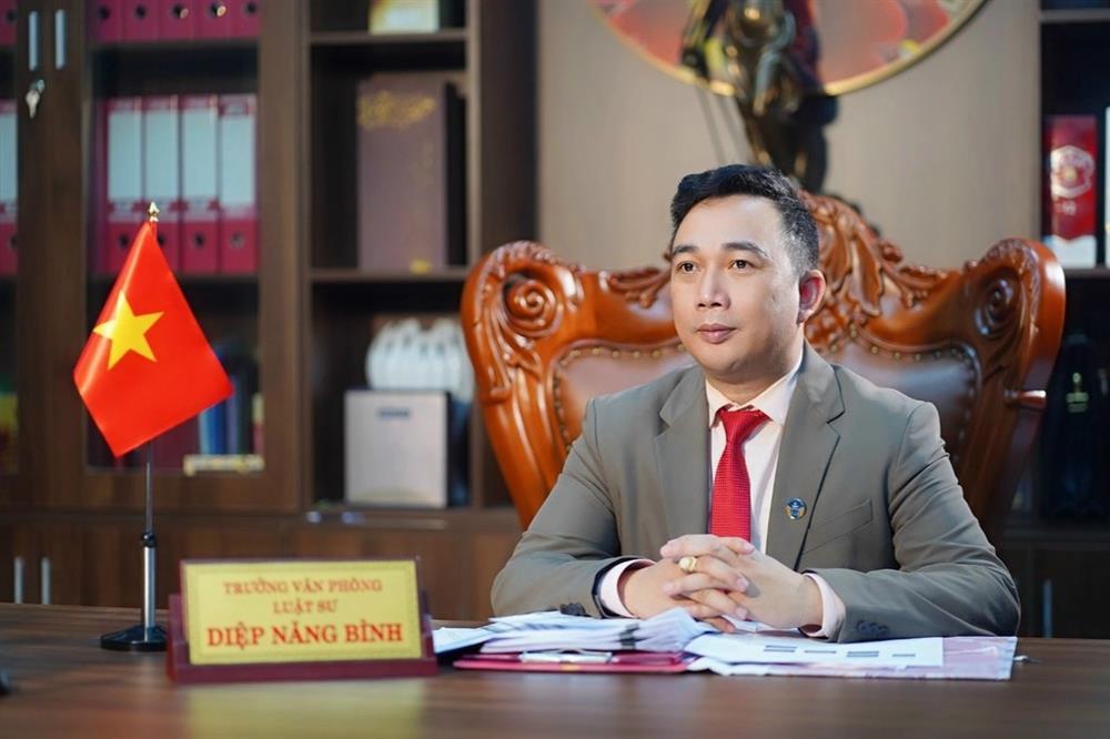 Ông bố cầm 2 chân con gái ném ra đường đối diện với hình phạt nào?-2