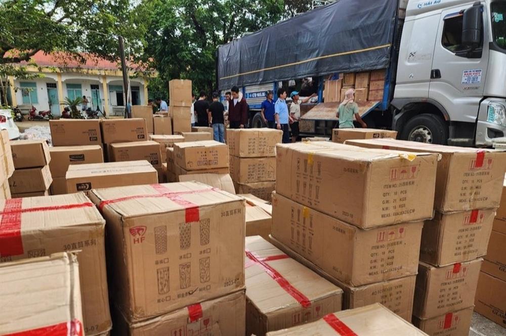 Kon Tum liên tiếp bắt giữ ô tô chở pháo hoa, thuốc lá điện tử nhập lậu-1