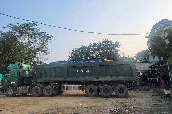 Mercedes đâm đuôi xe tải tại cao tốc Nội Bài - Lào Cai, 2 người thương vong-3