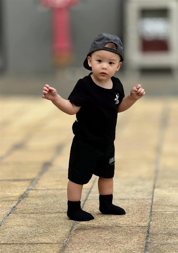 Con trai Bùi Tiến Dũng thích thú khi chập chững những bước đi đầu đời nhưng bố mẹ lại phải than thở một điều này!-1