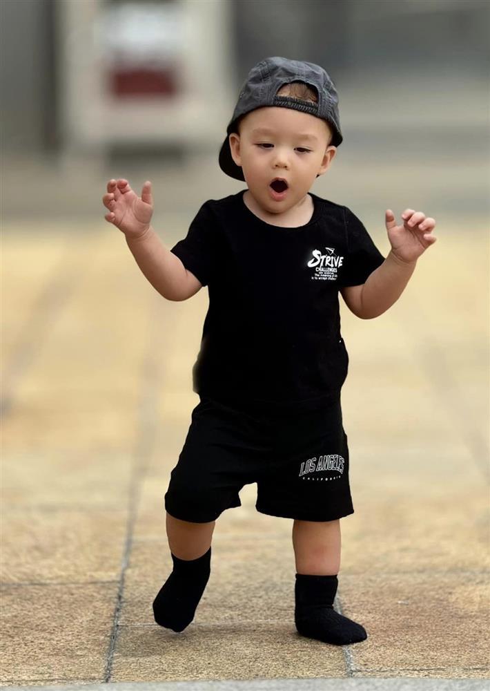 Con trai Bùi Tiến Dũng thích thú khi chập chững những bước đi đầu đời nhưng bố mẹ lại phải than thở một điều này!-2
