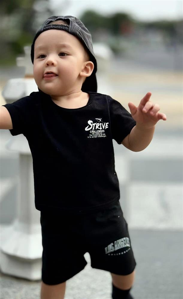 Con trai Bùi Tiến Dũng thích thú khi chập chững những bước đi đầu đời nhưng bố mẹ lại phải than thở một điều này!-3